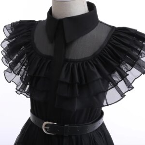 Une robe noir similaire à celle qui porte Mercredi Addams lors de la fête iconique où elle fait la danse connue de tous.