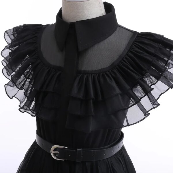 Une robe noir similaire à celle qui porte Mercredi Addams lors de la fête iconique où elle fait la danse connue de tous.