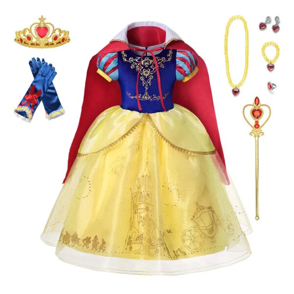 49652-a3d58c.jpg Robe déguisement de Blanche Neige avec une cape rouge, une couronne, des gants, un ensemble de bijoux et une bague magique sur un fond blanc.