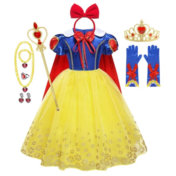 Une robe déguisement Blanche Neige, à côté de divers accessoires qui composent le déguisement, posés sur fond blanc.
