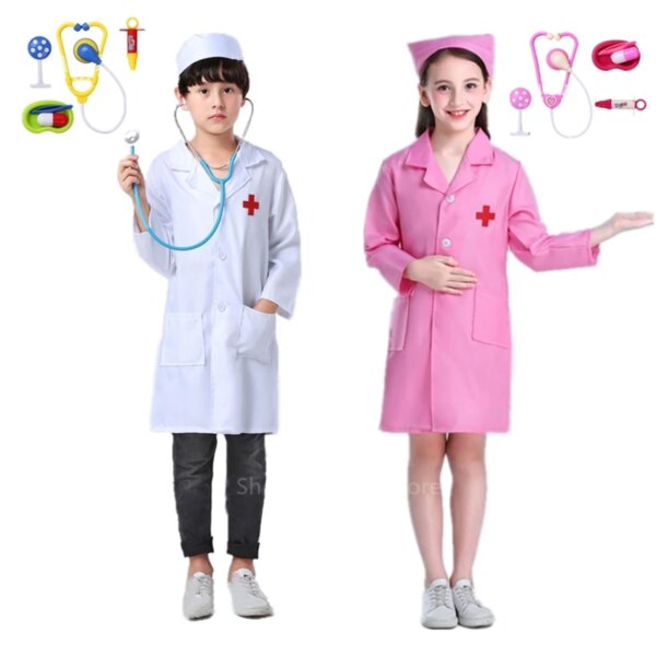 Une fille et un garçons déguisés en docteurs sur fond blanc. L'uniforme de la fille est rose et celui du garçon est blanc. Les jouets outils de médecin sont posés à leurs côtés.