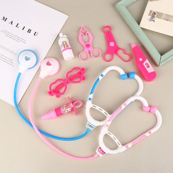 Un ensemble de jouets qui représentent des outils de médecin en rose et en bleu posent sur une table beige.