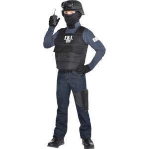 Un enfant déguisé en policier du FBI pose en parlant sur son walkie-talkie.