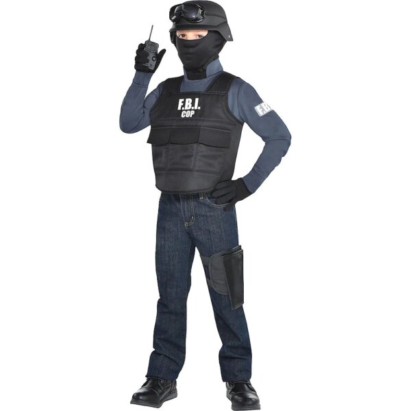 Un enfant déguisé en policier du FBI pose en parlant sur son walkie-talkie.