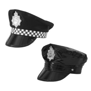Deux casquettes noires de policier, une en style classique avec une bande à carreaux noir et blancs et l'autre en faux cuir. Toutes les deux ont l'enseigne argentée sur le front.