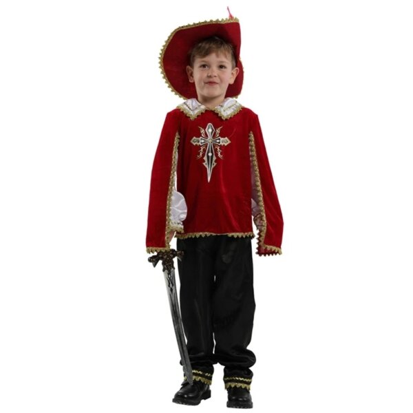 Jeune garçon debout de face portant le déguisement de mousquetaire, composé d'un chapeau, d'une veste et qu'un pantalon.