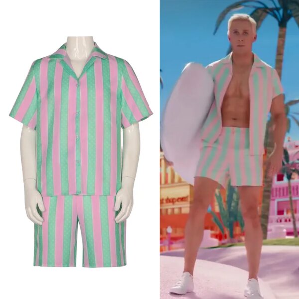 Un déguisement deux pièces composé d'une chemise à manches courtes et un short à rayures vertes et roses est exposé sur un fond blanc. On voit à côté le produit porté sur un homme blond portant un surf.