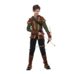 Jeune garçon debout portant le déguisement de Robin des Bois composé d'une paire de bottes, d'un pantalon, d'une veste et d'un arc tenu dans ses mains.