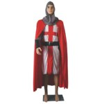 Mannequin portant le costume complet rouge et blanc de Templier comprenant une cagoule effet cotte de mailles, une longue tunique blanche avec sa ceinture en cuir synthétique, une longue cape rouge vif et deux bracelets de force en cuir synthétique, sur fond blanc.