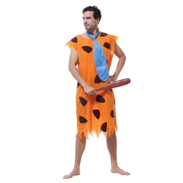 Homme brun debout portant le déguisement orange homme des cavernes, avec une cravate bleue et un gourdin à la main
