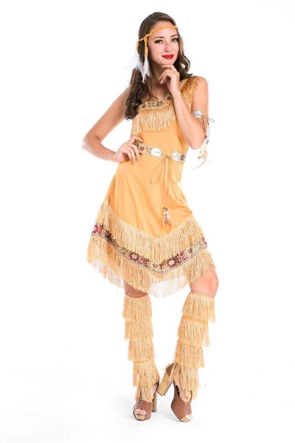 Femme portant l'ensemble complet Pocahontas pour femme, se composant d'une longue robe en pointe avec des franges et des fleurs brodées sur le bas et le col de celle-ci, une ceinture également brodée de fleurs colorées à nouer, des jambières à franges, un bracelet à nouer autour du bras, un headband à nouer autour de la tête, sur fond blanc.