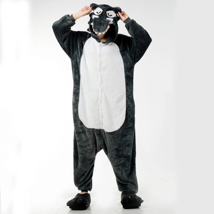 53239-bf3033.jpg Femme portant le déguisement cosplay de loup gris pour adulte qui se compose d'une combinaison douce avec une capuche en forme de tête de loup et une queue à l'arrière, sur fond blanc.
