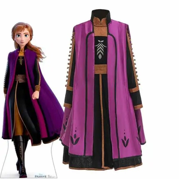 Le personnage d'Anna dans la Reine des Neiges est présenté à côté d'une réplique de ses habits. C'est un costume pour petite fille. Il est composé d'une robe noire et marron avec un épi sur le devant et d'une cape violette.