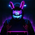 Homme dans le noir de face portant le masque de lapin tueur à LED de couleur bleu et violet.