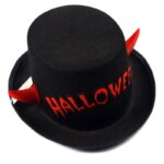 Chapeau haut de forme noir à cornes de Diable, sur fond blanc.