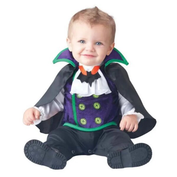 Bébé portant le costume mignon de vampire pour bébé se composant d'une combinaison à enfiler avec effet pantalon, gilet et chemise blanche et une cape en satin noire et violette, sur fond blanc.