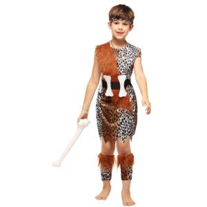 Un petit garçon porte un costume d'homme préhistorique. Il porte une tunique longue léopard avec fausse fourrure. Il a des guêtres et un bandeau dans les cheveux assortis. Il a une ceinture avec des faux os et il tient un os à la main.
