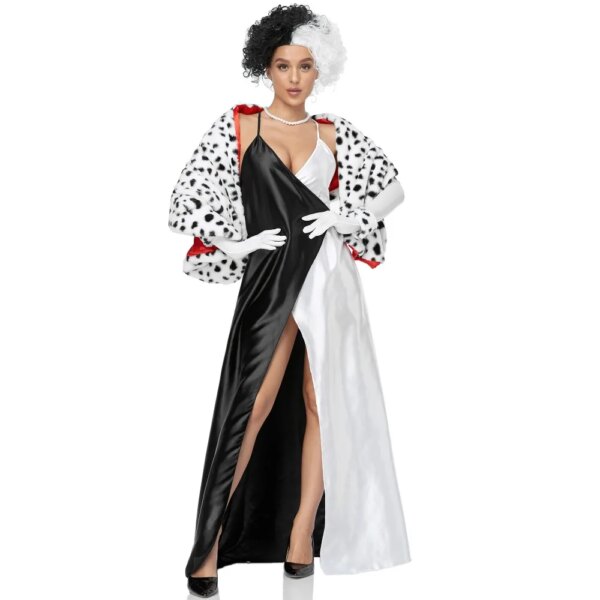 Femme portant le costume de Cruella d'Enfer pour adulte, se composant d'une longue robe noire et blanche à fines bretelles, avec un châle en fausse fourrure dalmatien, des gants en satin blanc et des manchons de poignet en fausse fourrure dalmatien, sur fond blanc.