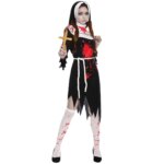 Femme portant le costume de nonne ensanglantée se composant d'une robe mi-longue noire avec de grosses taches de sang et la coiffe traditionnelle des bonnes sœurs, sur fond blanc.