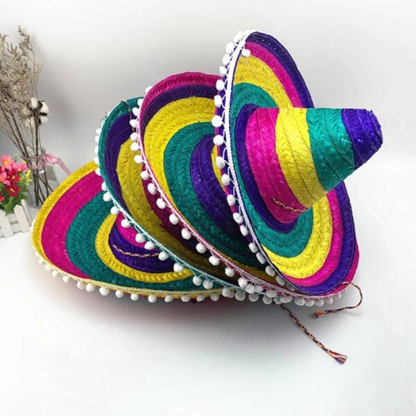 Chapeaux de paille colorés mexicain avec un fond blanc