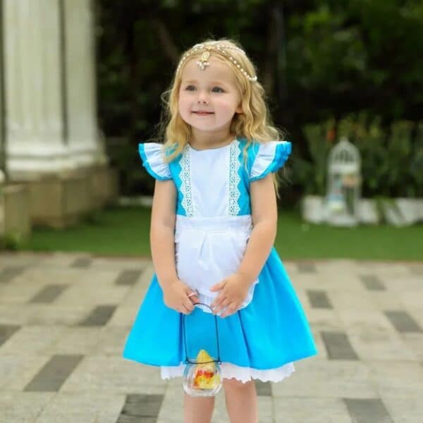 Petite fille portant un déguisement d'Alice au pays des merveilles