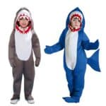 Enfant portant un déguisement de requin sur fond blanc