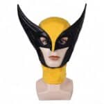 Masque de Wolverine jaune et noir vu de face, sur mannequin.