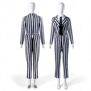 Mannequin blanc portant un déguisement Beetlejuice rayé noir et blanc avec cravate noire.