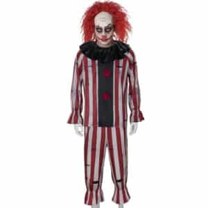 Un homme portant un déguisement clown effrayant pour Halloween rouge, blanc et noir avec de fausses déchirures et une perruque de clown.