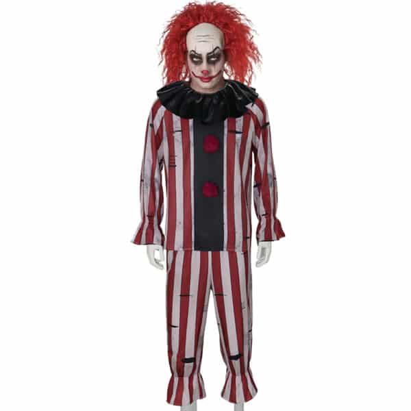 Un homme portant un déguisement clown effrayant pour Halloween rouge, blanc et noir avec de fausses déchirures et une perruque de clown.