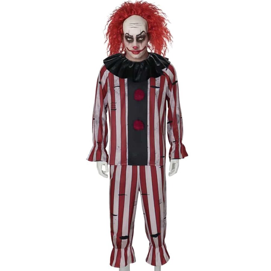 Un homme portant un déguisement clown effrayant pour Halloween rouge, blanc et noir avec de fausses déchirures et une perruque de clown.