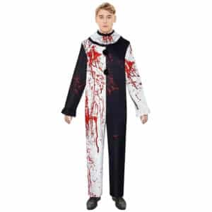 Un homme blond portant un déguisement clown Halloween noir et blanc avec des tâches de sang, sur un fond blanc uni.