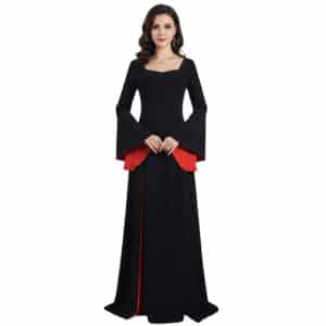 Une femme portant un déguisement Famille Addams robe noire et rouge longue de Morticia, de face sur un fond blanc uni.