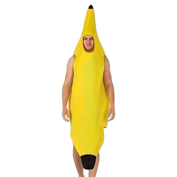Un homme portant un déguisement drôle banane géante jaune avec les bouts noirs sur un fond blanc uni.