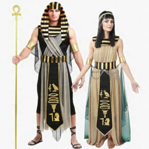 Un homme et une femme l'un à côté de l'autre, portant chacun un déguisement de pharaon, la femme portant un déguisement de Cléopâtre, sur un fond blanc uni.