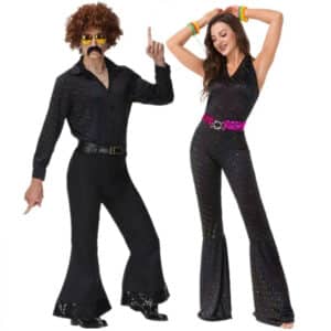 Un couple composé d'un homme et une femme, chacun porte un déguisement hippie disco noir à paillettes noir sur un fond blanc uni.