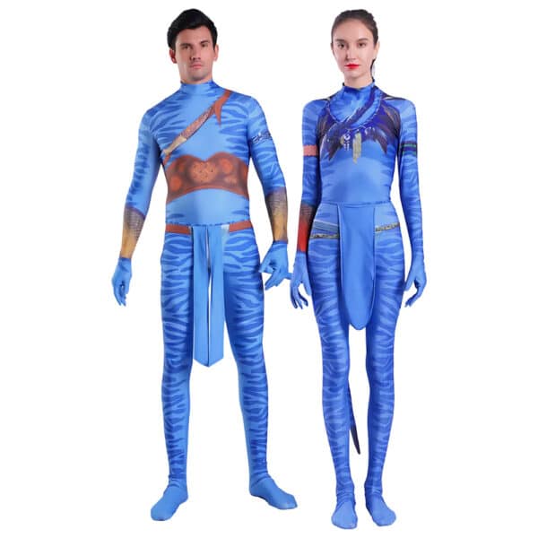 Un couple d'un homme et d'une femme portant un déguisement couple Avatar de Jake Sully et de Neytiri imprimés en bleu avec des rayures et leurs accessoires, sur un fond blanc uni.