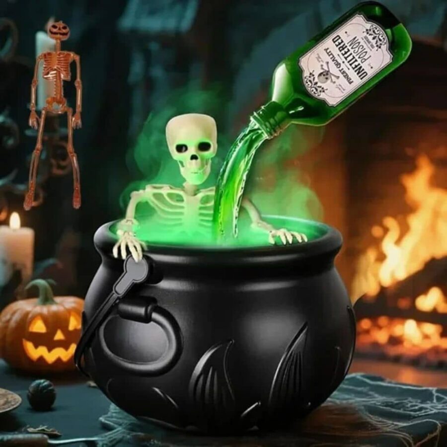 Mise en scène d'une lumière en forme de chaudron de sorcière avec un squelette, et en fond une décoration d'Halloween