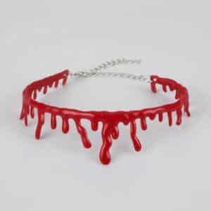 Collier ras-du-cou qui imite des gouttes de sang qui coulent pour Halloween, sur fond gris