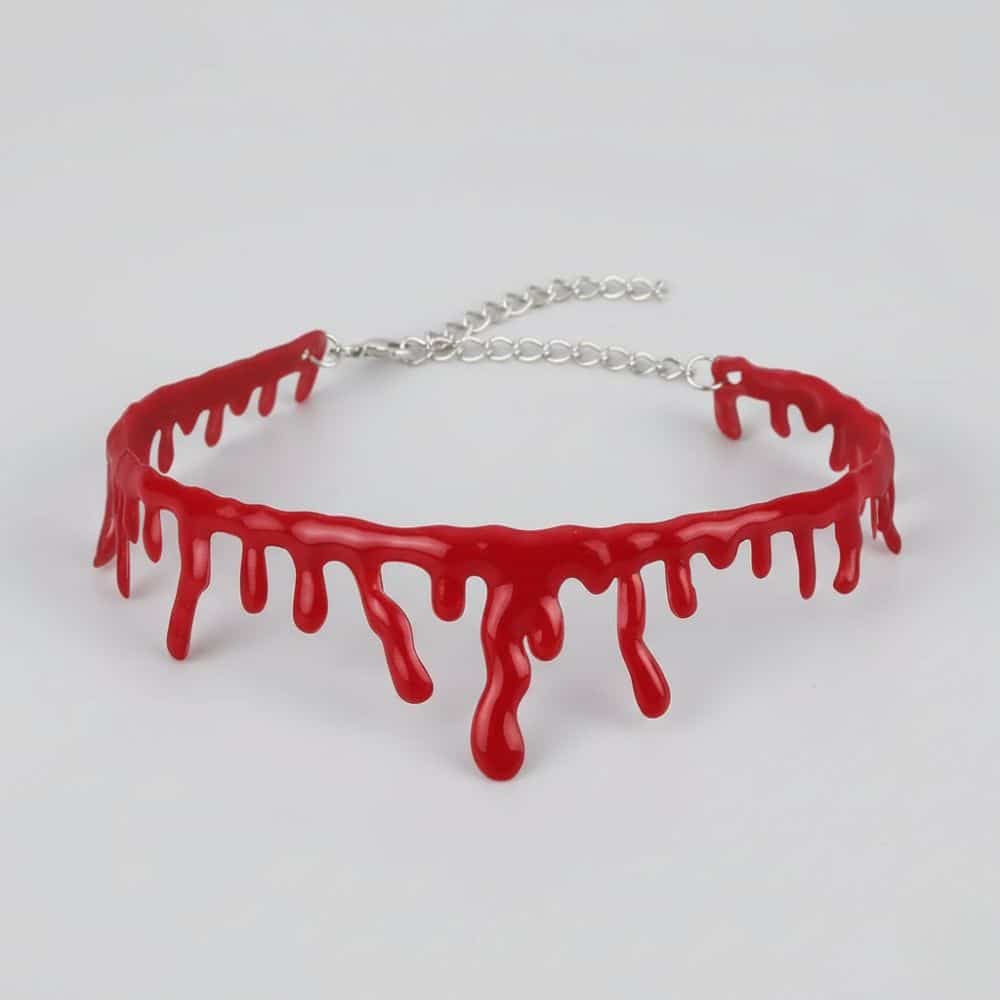 Collier ras-du-cou qui imite des gouttes de sang qui coulent pour Halloween, sur fond gris