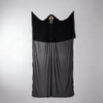 Rideau de porte noir en forme de fantôme pour Halloween sur fond gris