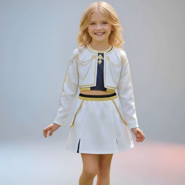 Petite fille blonde debout de face, avec un costume de Zoey des Demon Hunters. Le fond de la photo est gris dégradé