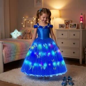 Petite fille dans sa chambre portant une robe de princesse LED bleu foncée à motif papillons